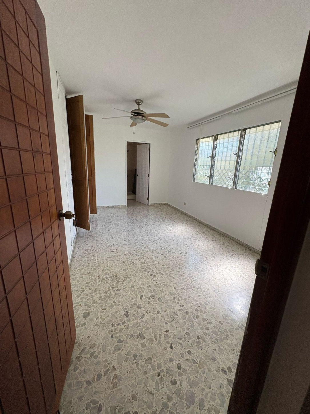 Locales comerciales alquiler Urb. Fernandez Santo Domingo