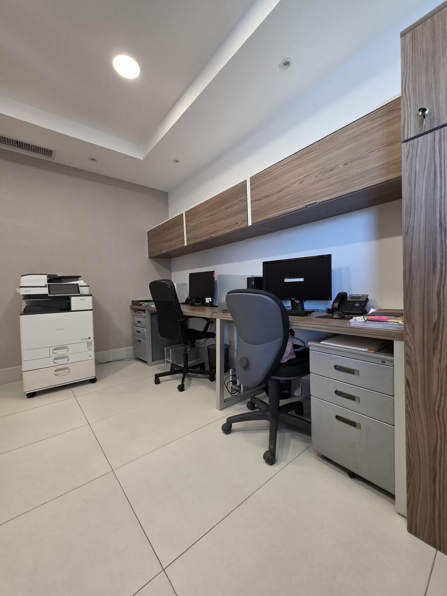 Oficina alquiler amueblada Torre Forum El Millon Santo Domingo