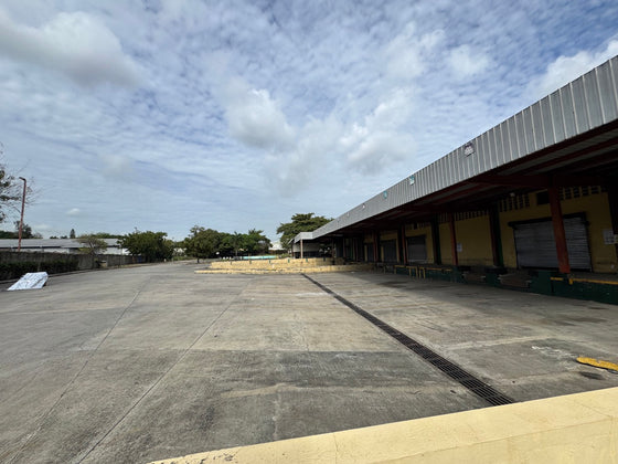 Nave terreno locales comerciales venta Ave. Luperon Herrera, Santo Domingo,