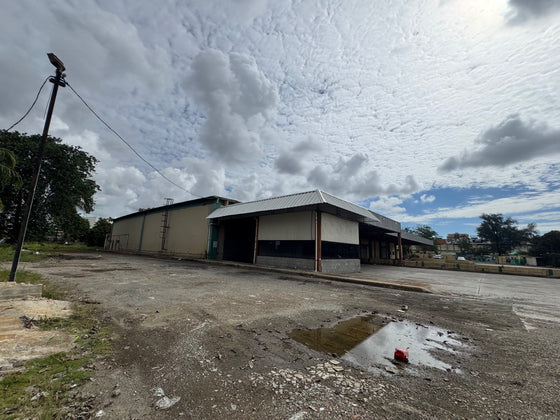 Nave terreno locales comerciales venta Ave. Luperon Herrera, Santo Domingo,