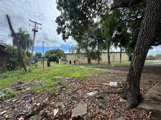 Nave terreno locales comerciales venta Ave. Luperon Herrera, Santo Domingo,