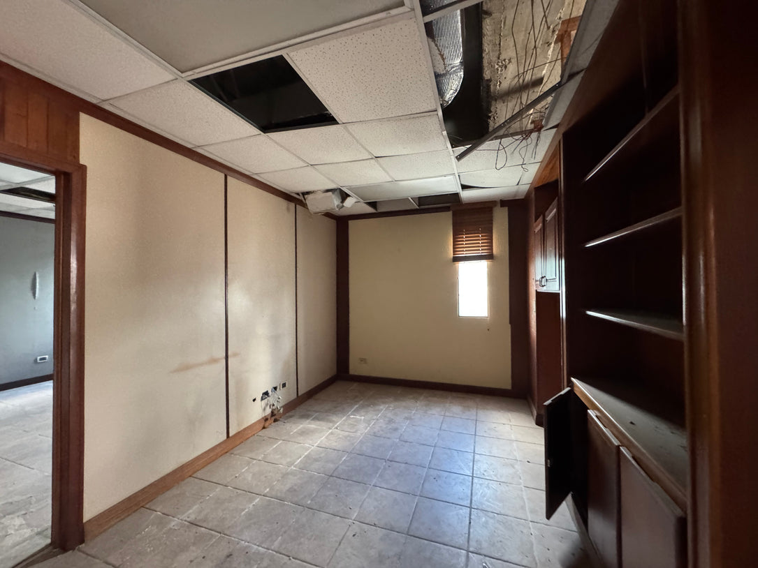 Edificio oficinas comercial Ens. Kennedy, Ave. Tiradentes Santo Domingo