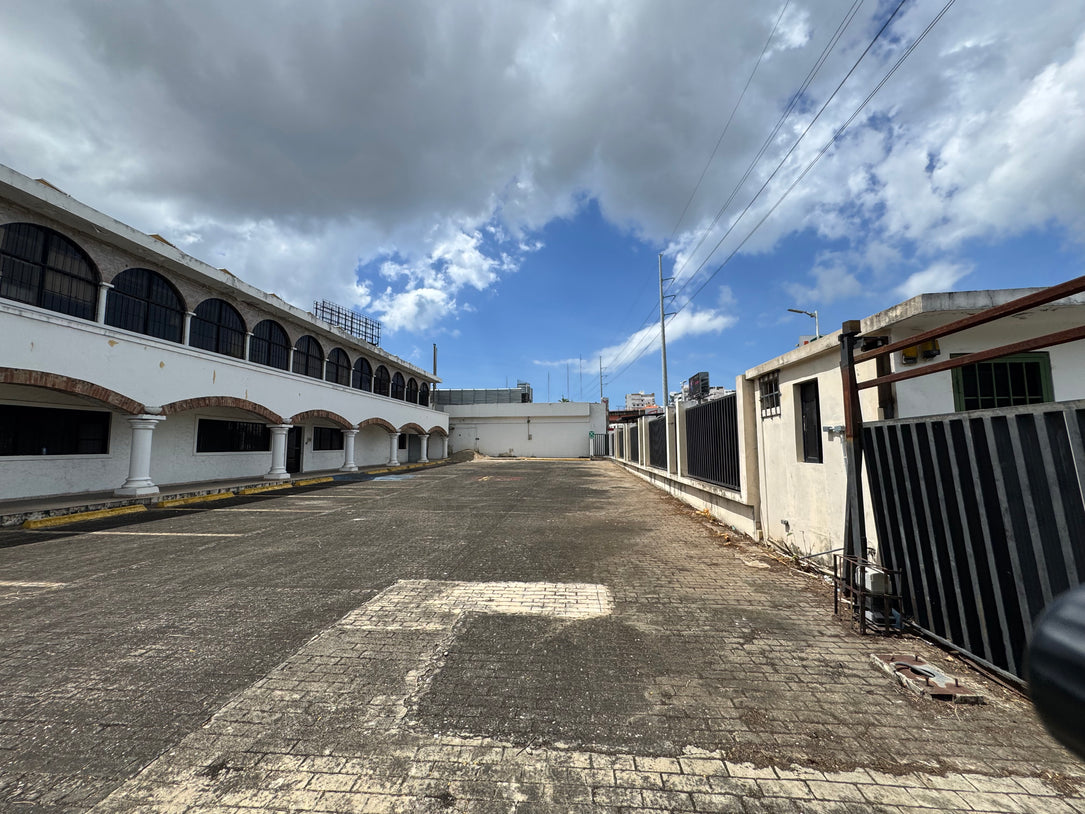 Edificio oficinas comercial Ens. Kennedy, Ave. Tiradentes Santo Domingo