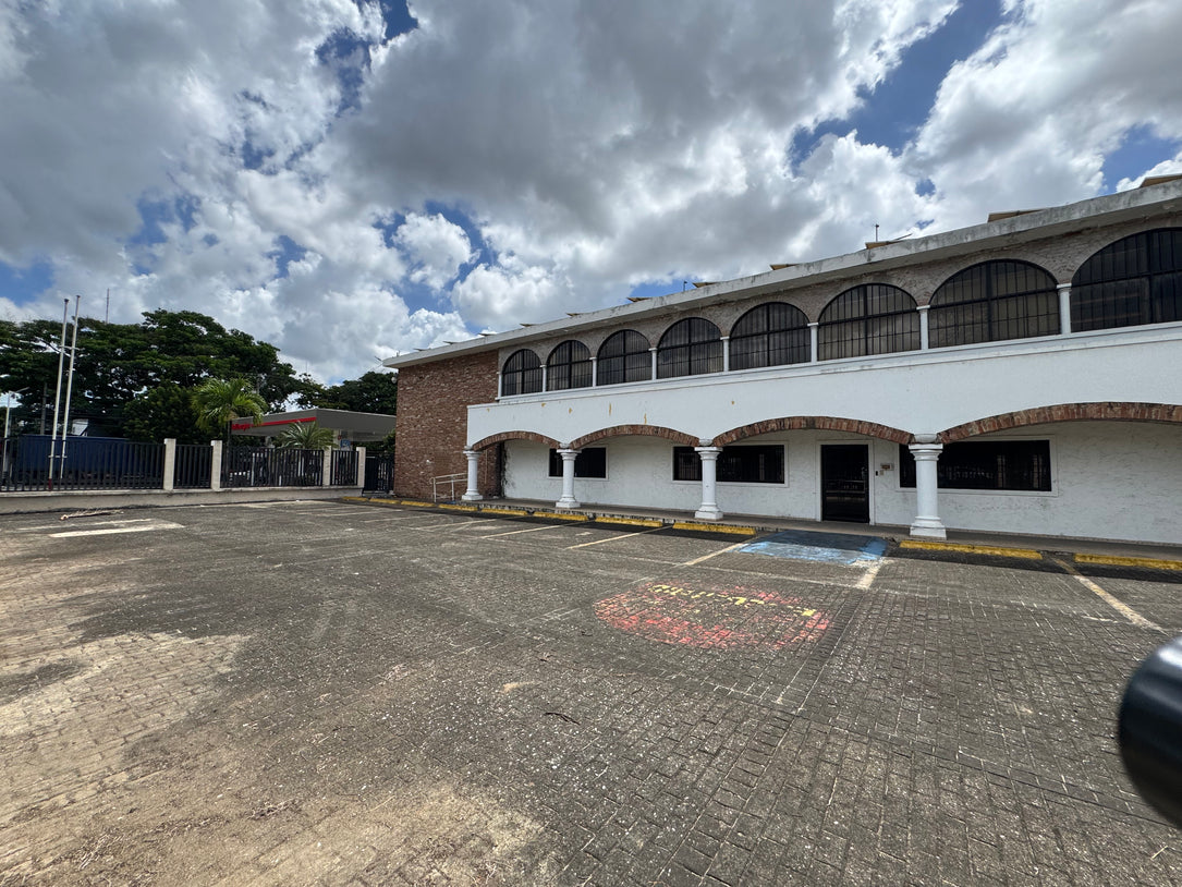 Edificio oficinas comercial Ens. Kennedy, Ave. Tiradentes Santo Domingo