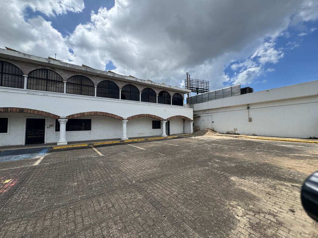 Edificio oficinas comercial Ens. Kennedy, Ave. Tiradentes Santo Domingo