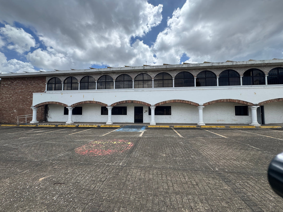 Edificio oficinas comercial Ens. Kennedy, Ave. Tiradentes Santo Domingo