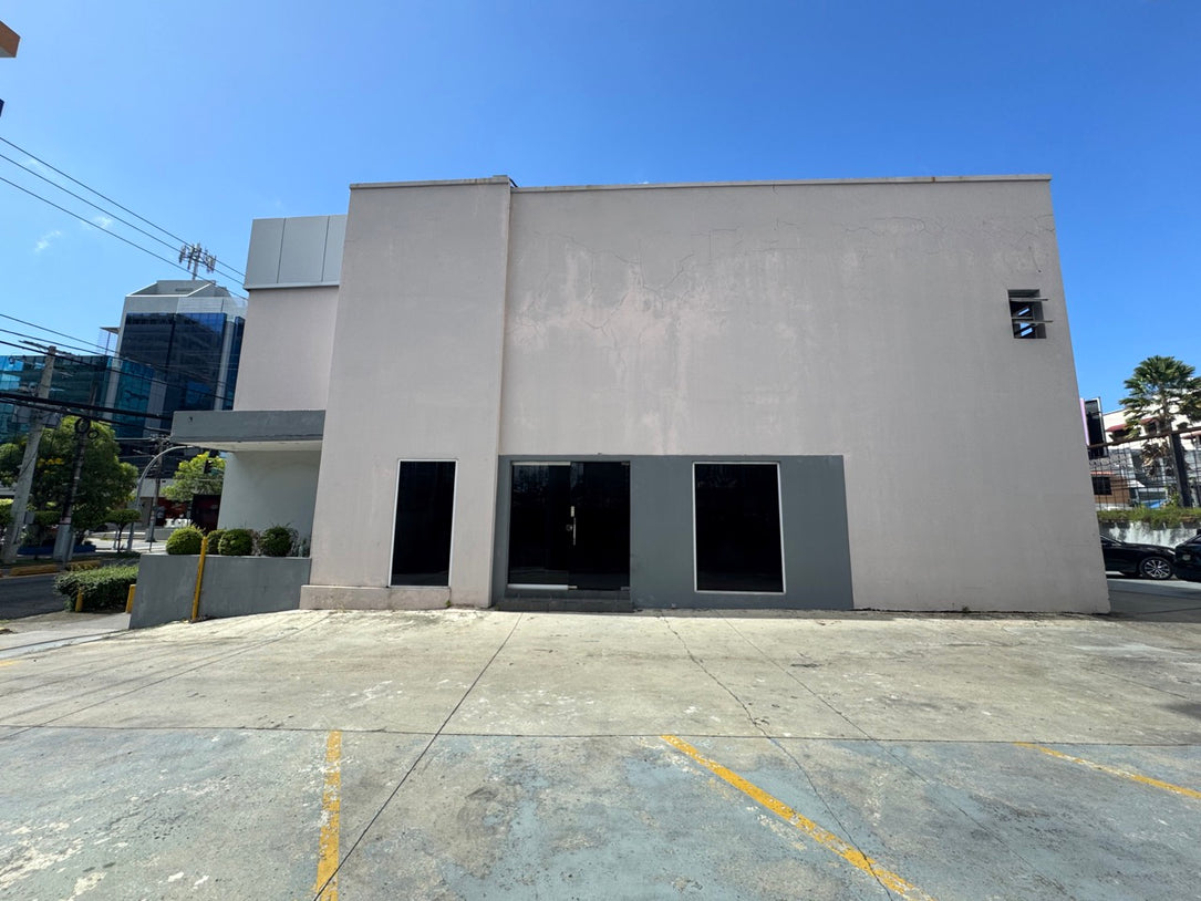 Oficina Edificio comercial alquiler Tiradentes Naco Santo Domingo
