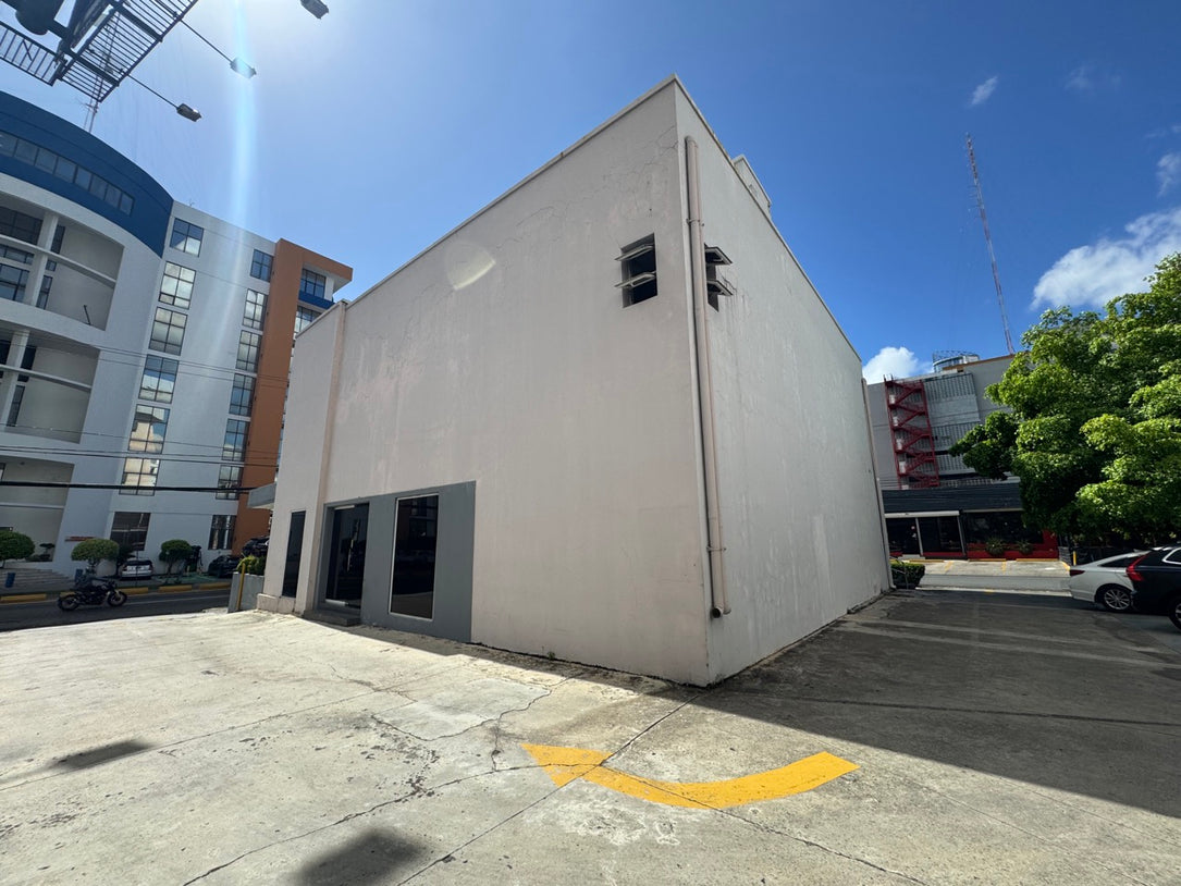 Oficina Edificio comercial alquiler Tiradentes Naco Santo Domingo